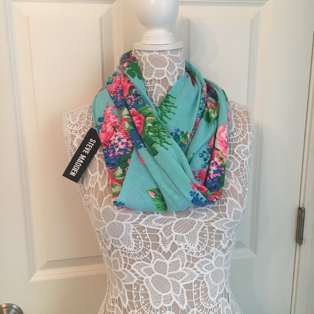 💐🌸Steve Madden Floral Infinity Scarf